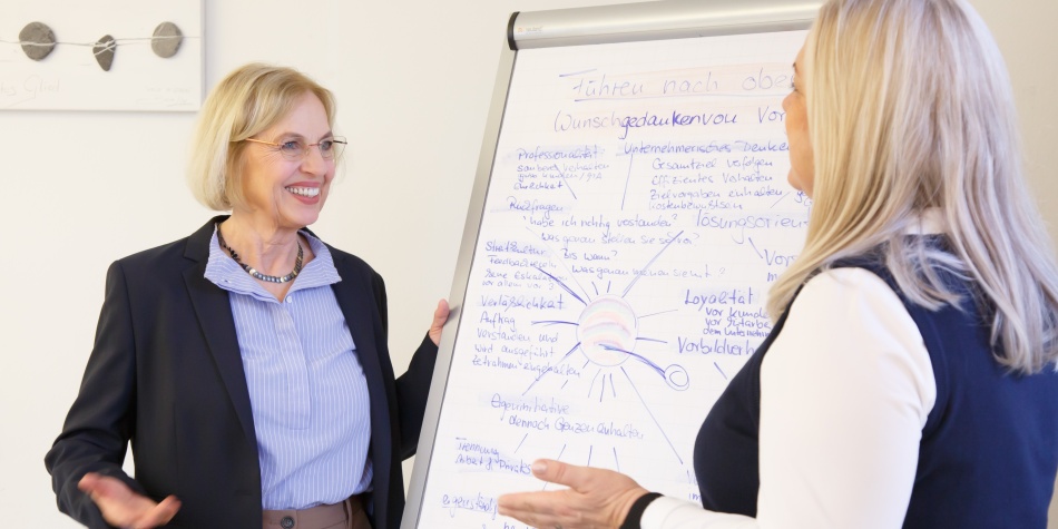 Trainerin Susanne Weber in einer Schulung am Flipchart
