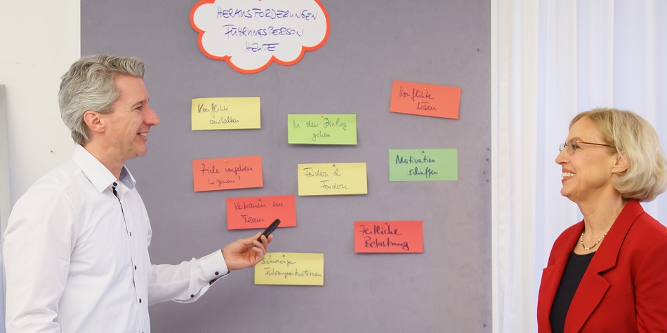 Trainingssituation vor einer Moderationswand